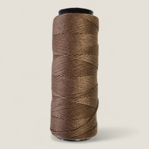 Bobine de fils brun froncé